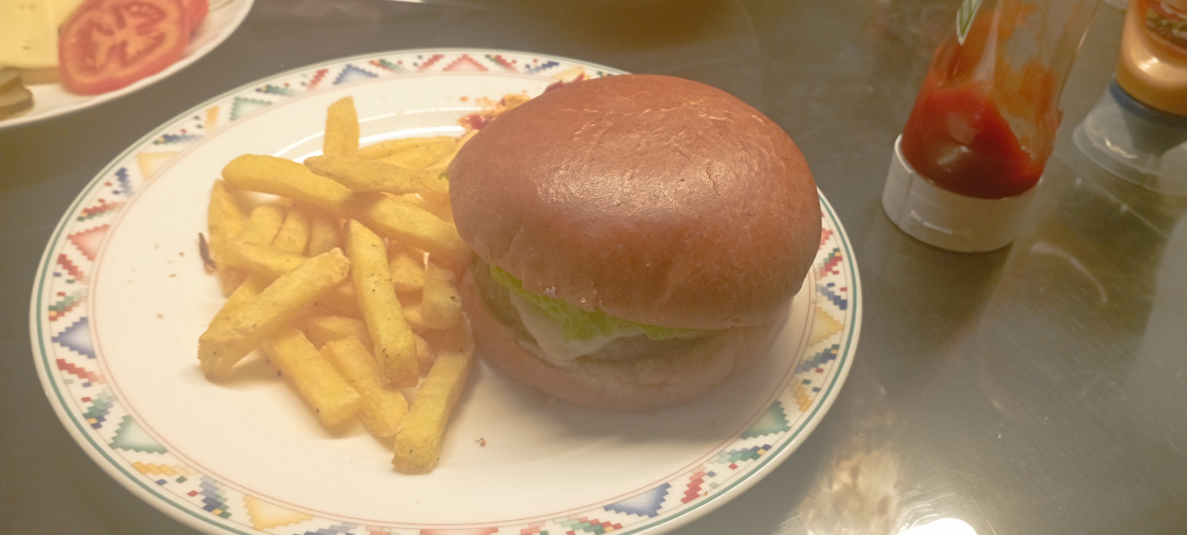 Leckerer Burger mit Pommes